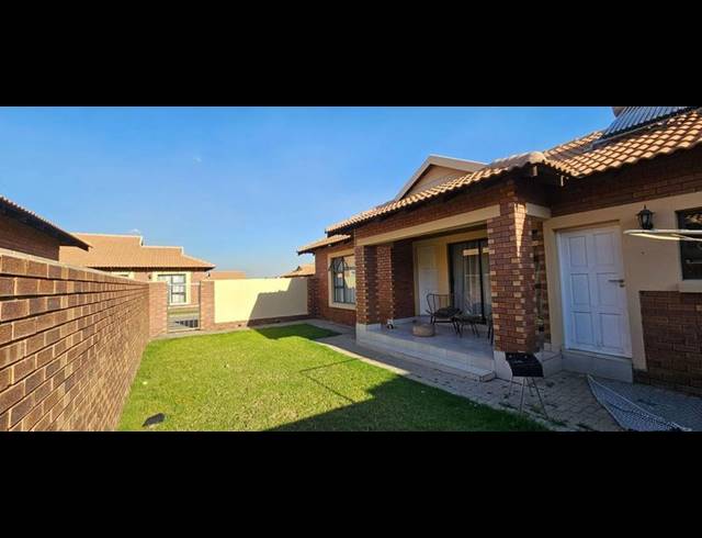 2 BEDROOM TOWNHOUSE FOR SALE IN HELDERWYK